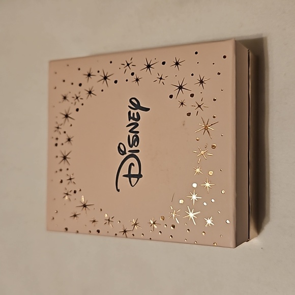 Disney Minnie Mouse w box and heart stud earrings - Picture 3 of 4